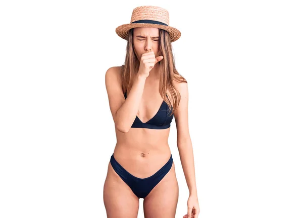 Joven Hermosa Chica Con Bikini Sombrero Sensación Malestar Tos Como —  Fotos de Stock