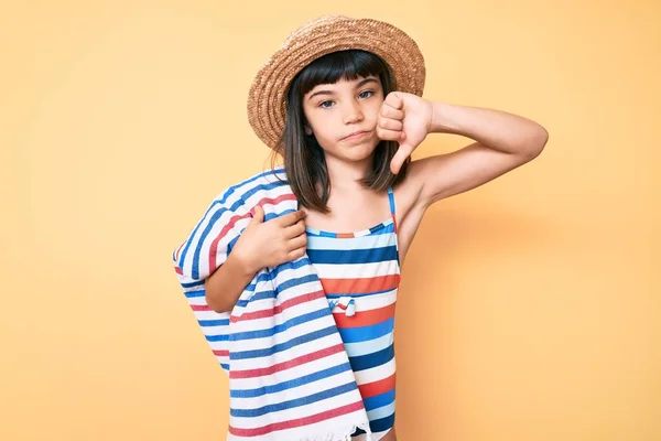 Giovane Bambina Con Bang Indossa Costume Bagno Cappello Estivo Tenendo — Foto Stock