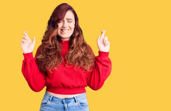 Junge Schöne Frau Lässigem Winterpullover Mit Erhobenem Zeigefinger Lächelnd Und — Stockfoto