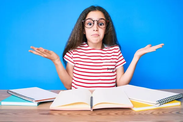 Söt Hispanic Barn Flicka Studerar För Skolan Examen Sitter Bordet — Stockfoto