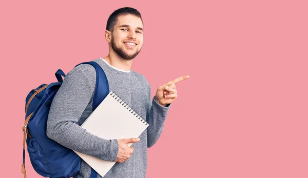 Ung Stilig Man Bär Student Ryggsäck Hålla Anteckningsbok Ler Glad — Stockfoto