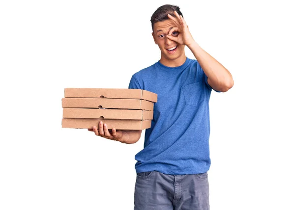 Joven Hombre Hispano Guapo Sosteniendo Caja Pizza Entrega Sonriendo Feliz —  Fotos de Stock