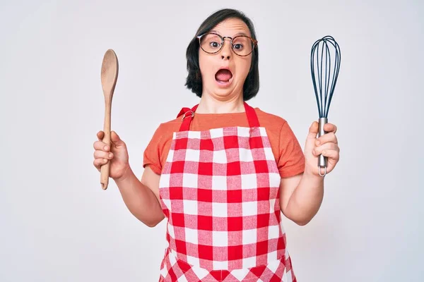 Mulher Morena Com Síndrome Cozinhar Usando Batedor Colher Comemorando Louco — Fotografia de Stock