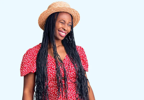 Genç Afrikalı Amerikalı Kadın Yaz Şapkası Takmış Kameraya Seksi Bir — Stok fotoğraf