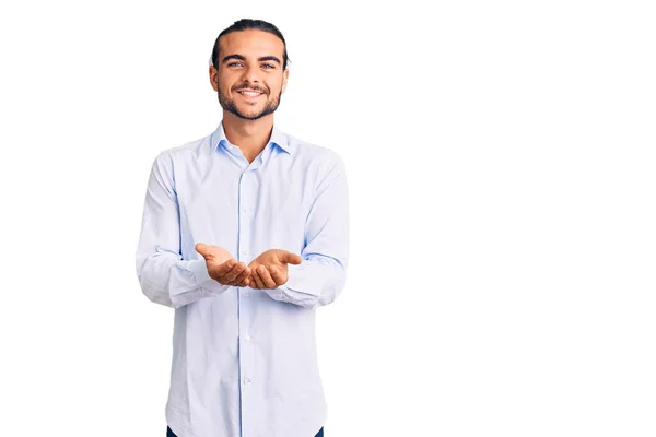 Joven Hombre Guapo Vistiendo Ropa Negocios Sonriendo Con Las Palmas —  Fotos de Stock