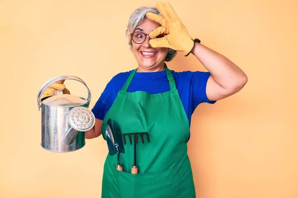 Senior Hispanic Gråhårig Kvinna Bär Trädgårdsmästare Förkläde Och Handskar Håller — Stockfoto