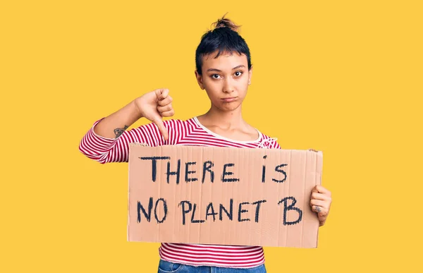 Mujer Joven Sosteniendo Hay Pancarta Planeta Con Cara Enojada Signo — Foto de Stock