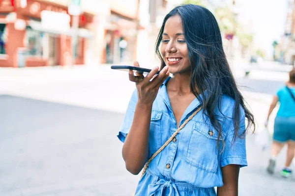 Ung Vacker Indian Kvinna Ler Glad Med Hjälp Smartphone Promenader — Stockfoto