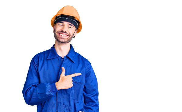 Jovem Hispânico Vestindo Uniforme Trabalhador Alegre Com Sorriso Rosto Apontando — Fotografia de Stock