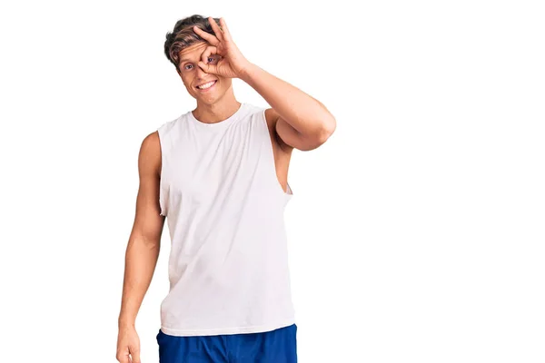 Jovem Bonito Homem Vestindo Sem Mangas Shirt Sorrindo Feliz Fazendo — Fotografia de Stock