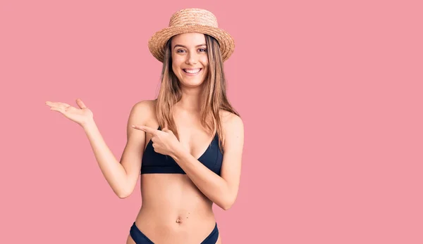 Joven Hermosa Chica Con Bikini Sombrero Asombrado Sonriendo Cámara Mientras — Foto de Stock