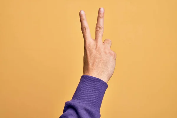 Ruka Kavkazského Mladíka Ukazující Prsty Izolovaném Žlutém Pozadí Počítající Číslo — Stock fotografie