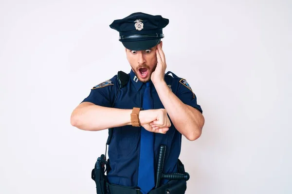 Polis Üniforması Giyen Genç Beyaz Adam Saate Bakıyor Endişeli Geç — Stok fotoğraf