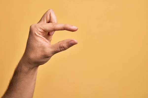 Hand Eines Kaukasischen Jungen Mannes Mit Fingern Über Isoliertem Gelbem — Stockfoto