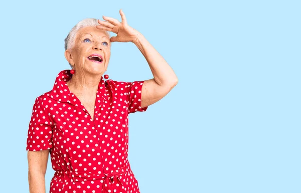 Senior Hermosa Mujer Con Ojos Azules Pelo Gris Con Vestido —  Fotos de Stock