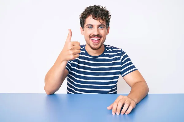 Jeune Homme Caucasien Aux Cheveux Bouclés Portant Des Vêtements Décontractés — Photo