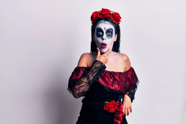 Jovem Mulher Vestindo Dia Mexicano Maquiagem Morta Olhando Fascinado Com — Fotografia de Stock
