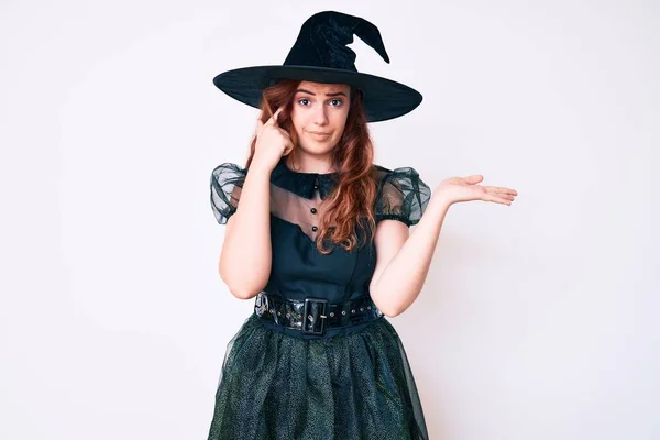 Jeune Belle Femme Portant Costume Sorcière Halloween Confus Ennuyé Avec — Photo