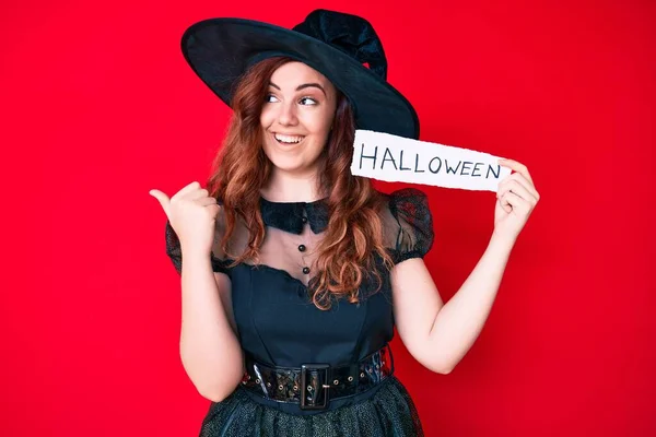 Jonge Mooie Vrouw Dragen Heks Kostuum Houden Papier Met Halloween — Stockfoto