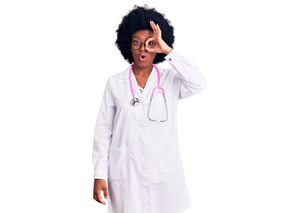 Joven Mujer Afroamericana Vistiendo Abrigo Médico Estetoscopio Haciendo Buen Gesto — Foto de Stock