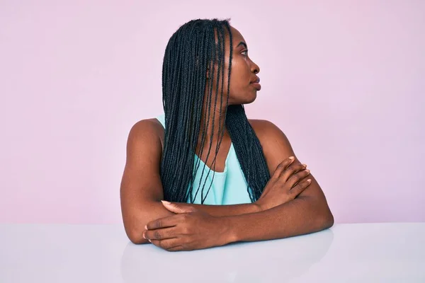 Afro Amerikaanse Vrouw Met Vlechten Dragen Casual Kleding Zitten Tafel — Stockfoto