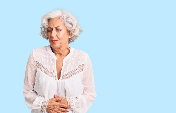 消化不良 痛みを伴う病気が体調不良のため シニア白髪の女性が胃の上に手でカジュアルな服を着ている キャッシュ コンセプト — ストック写真