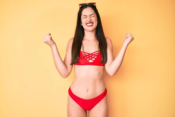 Joven Hermosa Mujer Caucásica Vistiendo Bikini Muy Feliz Emocionada Haciendo —  Fotos de Stock