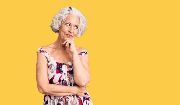 年配の白髪の女性は 質素で質素な表情を考え 顎を手にしてカジュアルな服を着ています 思慮深い顔で笑顔 疑わしい概念 — ストック写真