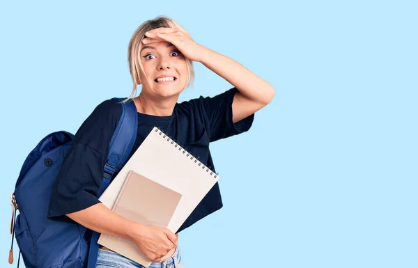 Joven Hermosa Mujer Rubia Con Mochila Estudiante Sosteniendo Cuaderno Estresado —  Fotos de Stock