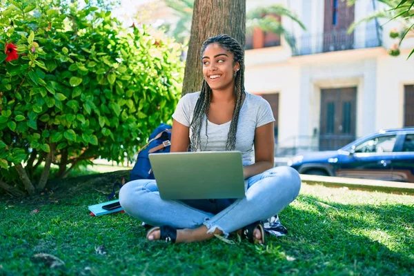 Joven Estudiante Afroamericana Sonriendo Feliz Usando Computadora Portátil Sentada Hierba — Foto de Stock