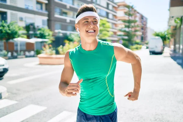 Joven Deportista Hispano Sonriendo Feliz Corriendo Por Calle Ciudad — Foto de Stock