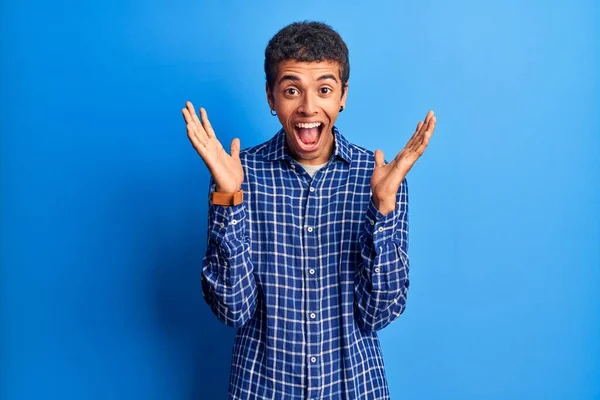 Joven Hombre Amerciano Africano Vistiendo Ropa Casual Celebrando Loco Sorprendido — Foto de Stock