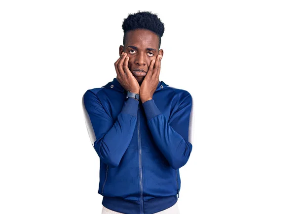 Afro Amerikalı Genç Adam Spor Kıyafetleri Giyiyor Yüzü Depresyonu Üzüntüyü — Stok fotoğraf