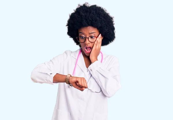 Mujer Afroamericana Joven Con Abrigo Médico Estetoscopio Mirando Tiempo Del — Foto de Stock