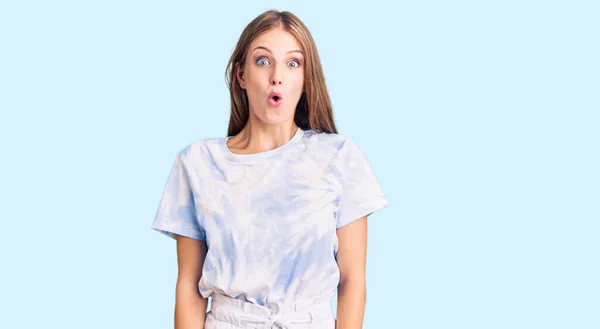 Joven Hermosa Mujer Rubia Vistiendo Tye Die Camiseta Asustada Sorprendida —  Fotos de Stock