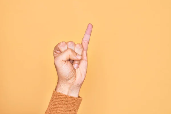 Hand Eines Kaukasischen Jungen Mannes Mit Fingern Über Isoliertem Gelben — Stockfoto