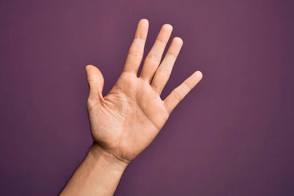Mão Jovem Caucasiano Mostrando Dedos Sobre Fundo Roxo Isolado Contando — Fotografia de Stock