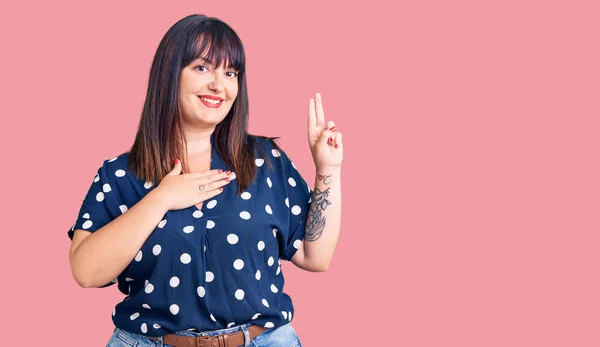 Young Size Woman Wearing Casual Clothes Smiling Swearing Hand Chest — Stock Photo, Image