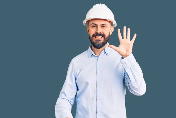 Junger Gutaussehender Mann Mit Architektenhut Zeigt Mit Finger Nummer Fünf — Stockfoto