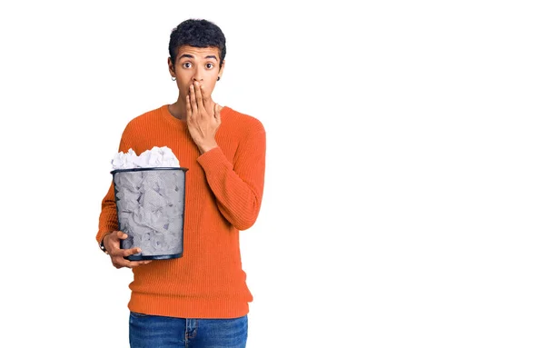 Young African Amercian Man Holding Paper Bin Full Crumpled Papers — Stock Photo, Image