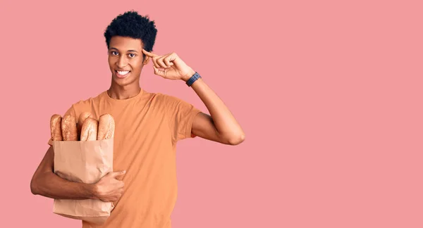 Jonge Afro Amerikaanse Man Met Papieren Zak Met Brood Glimlachend — Stockfoto