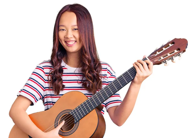 Joven Hermosa Chica China Tocando Guitarra Clásica Mirando Positiva Feliz — Foto de Stock