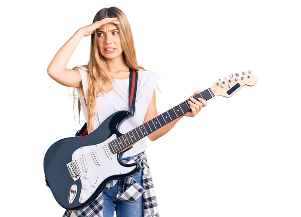 Mulher Branca Bonita Com Cabelo Loiro Tocando Guitarra Elétrica Estressada — Fotografia de Stock