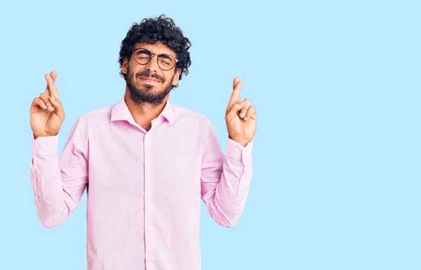 Jovem Bonito Com Cabelo Encaracolado Urso Vestindo Roupas Negócios Gesticulando — Fotografia de Stock