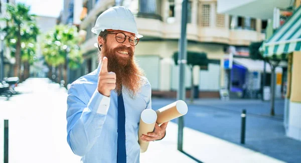 Ung Rödhårig Arkitekt Man Med Långt Skägg Bär Hatt Leende — Stockfoto