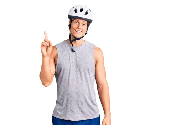 Jovem Homem Bonito Usando Capacete Bicicleta Mostrando Apontando Para Cima — Fotografia de Stock