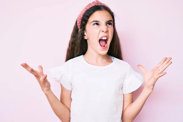 Menina Bonito Hispânico Criança Vestindo Roupas Casuais Diadema Louco Louco — Fotografia de Stock