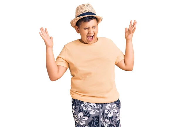 Chlapeček Letním Klobouku Havajských Plavkách Oslavující Šílený Šílený Úspěch Zdviženýma — Stock fotografie