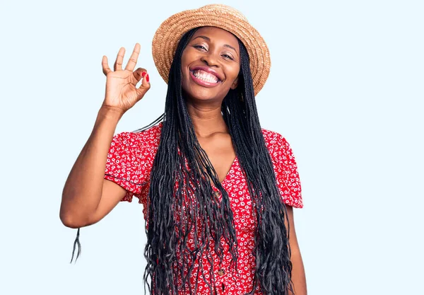 Joven Mujer Afroamericana Vistiendo Sombrero Verano Sonriendo Positiva Haciendo Signo — Foto de Stock