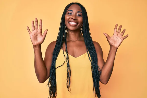 Африканская Американка Косичками Повседневной Одежде Показывает Пальцем Номер Десять Улыбаясь — стоковое фото